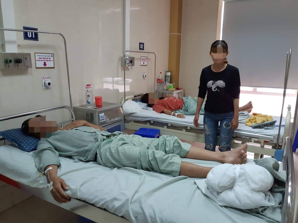 Bệnh nhân sốt xuất huyết được điều trị tại bệnh viện E. Ảnh: T.Linh