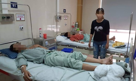 Bệnh nhân sốt xuất huyết được điều trị tại bệnh viện E. Ảnh: T.Linh