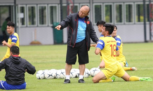 Huấn luyện viên Park Hang-seo sẽ bổ sung cầu thủ trên 22 tuổi cho U22 Việt Nam. Ảnh: L.V.T