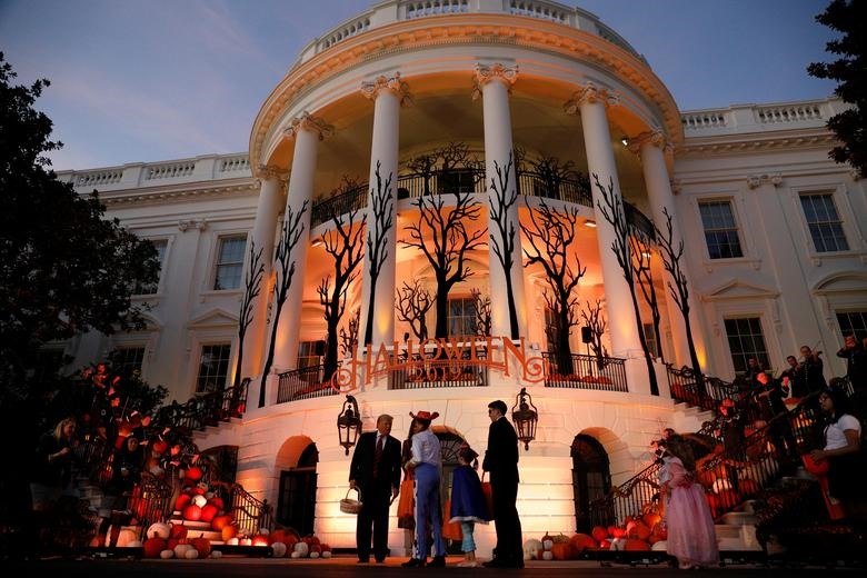 Nhà Trắng được trang hoàng cho dịp Halloween 2019. Ảnh: Reuters