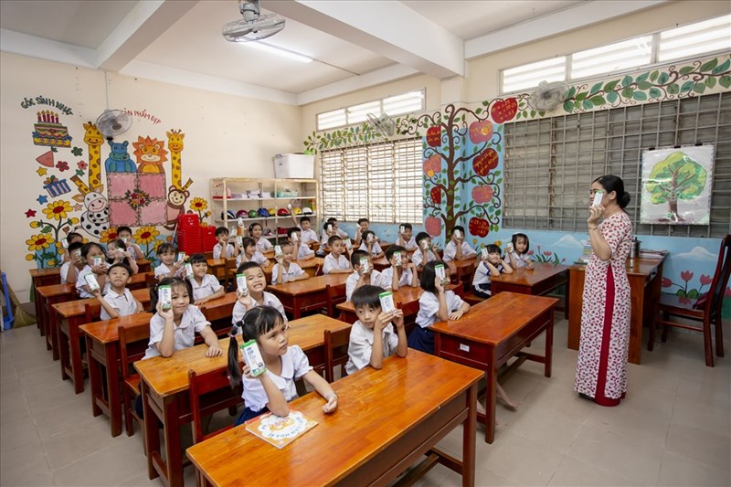 Chương trình sữa học đường chính thức đến với trẻ em tỉnh Vĩnh Long