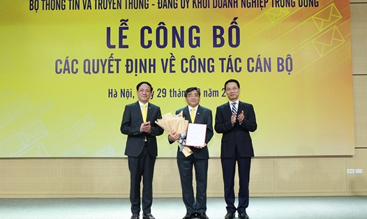 Bộ trưởng Bộ TTTT Nguyễn Mạnh Hùng, Thứ trưởng Phạm Anh Tuấn trao quyết định và tặng hoa chúc mừng ông Nguyễn Hải Thanh giữ chức vụ Chủ tịch HĐTV Tổng Công ty.