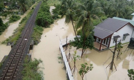 Nhiều vùng ở Nha Trang, Diên Khánh (Khánh Hòa) cảnh báo sẽ ngập lụt sau khi hồ chứa nước Suối Dầu điều tiết xả nước. Ảnh: Nhiệt Băng