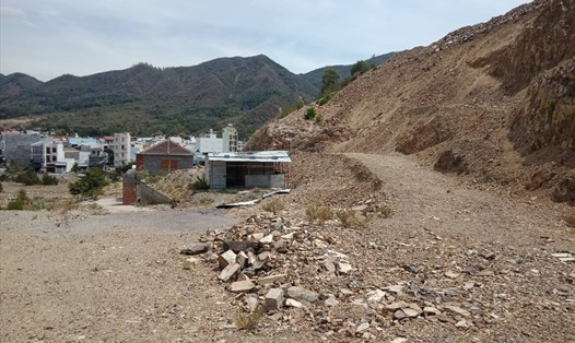 Một dự án trên núi Hòn Khô (phường Vĩnh Hòa, Khánh Hoà) ngổn ngang đất đá, “treo” trên đầu dân trước giờ bão số 5 đổ bộ. Ảnh: Nhiệt Băng.