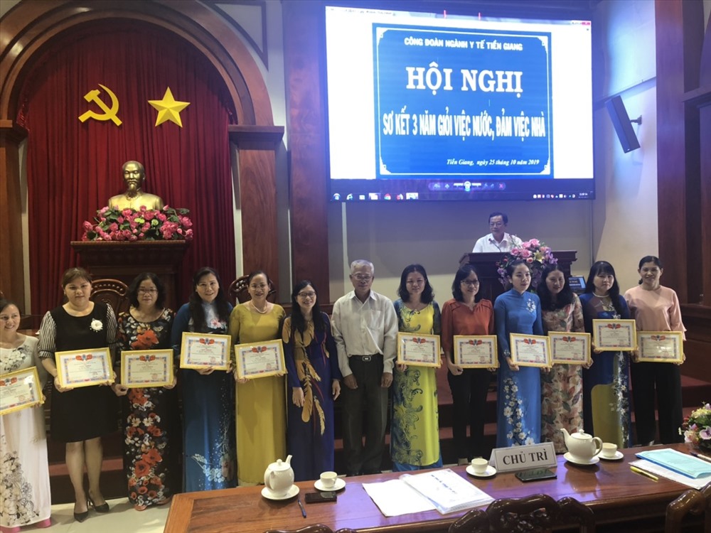 Khen thưởng tại hội nghị. Ảnh: T.H
