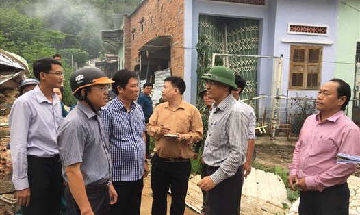 Đoàn công tác của Văn phòng ban chỉ đạo trung ương về phòng chống thiên tai kiểm tra công tác ứng phó với bão số 5 tại thôn Thành Phát, xã Phước Đồng ( Nha Trang). Ảnh: P.L