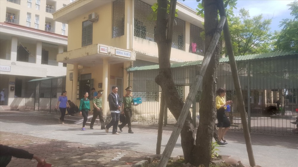 Cơ quan chức năng áp giải đối tượng ra xe. Ảnh: X.H