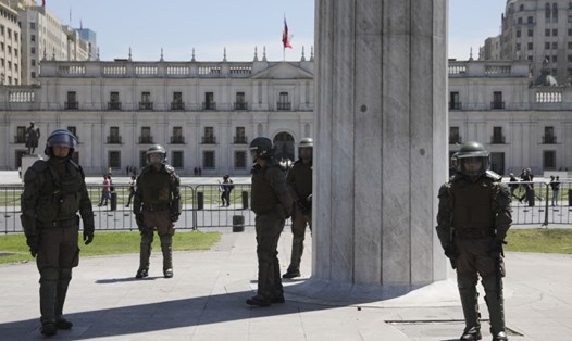 Cảnh sát chống bạo động canh gác phủ tổng thống La Moneda ở Santiago, Chile ngày 30.10.2019. Ảnh: VOA
