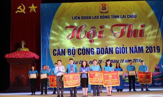 Đồng chí Nguyễn Thị Thiện - Chủ tịch LĐLĐ tỉnh và đồng chí Lê Chí Công – Phó Trưởng ban, Ban Tuyên giáo Tỉnh ủy trao giải Nhất, Nhì cho các đội thi.