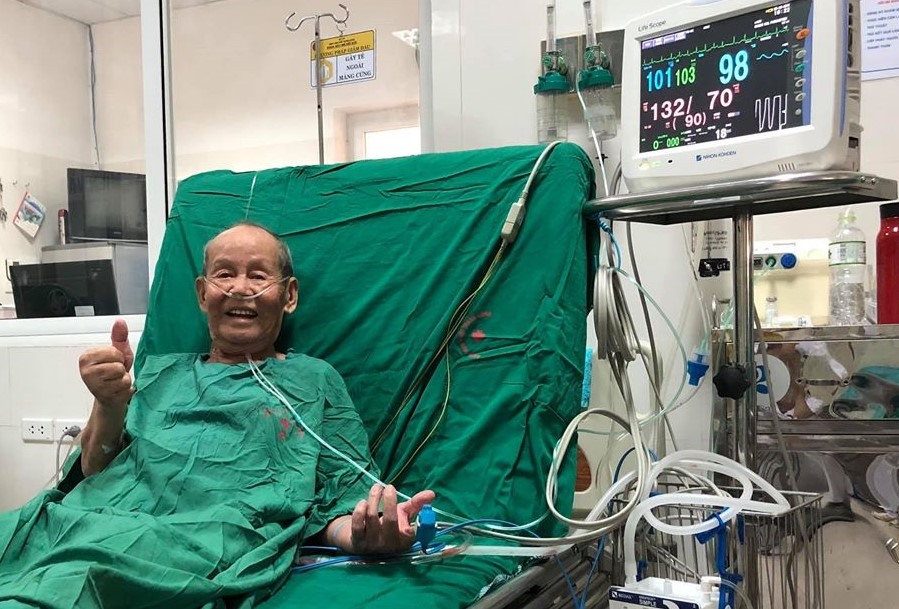 Cụ ông 90 tuổi sau ca phẫu thuật thành công. Ảnh: BVCC