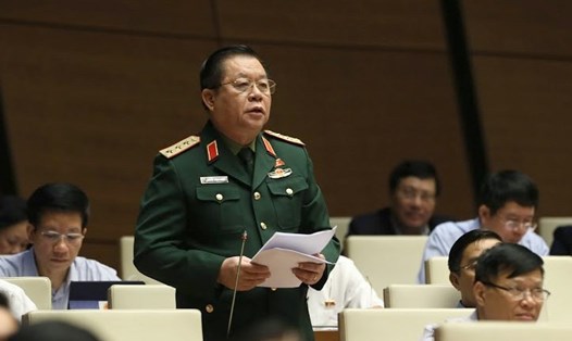 Thượng tướng Nguyễn Trọng Nghĩa - Phó Chủ nhiệm Tổng cục Chính trị Quân đội nhân dân Việt Nam phát biểu tại hội trường Quốc hội sáng 31.10.