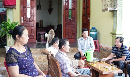 Một gia đình ở Diễn Châu - Nghệ An mòn mỏi ngóng tin con mất liên lạc trên đường sang Anh từ ngày 23.10. Ảnh: QĐ