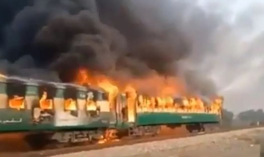 Đoàn tàu hỏa bốc cháy khi đang chạy. Ảnh: Reuters.