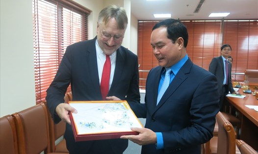 Ông Nguyễn Đình Khang - Ủy viên Trung ương Đảng, Chủ tịch Tổng Liên đoàn Lao động Việt Nam trao quà lưu niệm tới ông Bernd Lange, Chủ tịch Ủy ban Thương mại Quốc tế của Nghị viện Châu Âu.