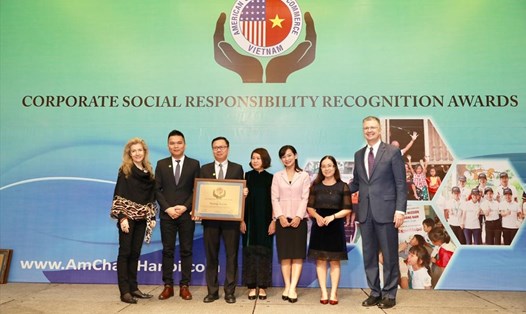 Ông Vũ Văn Thắng, Tổng Giám Đốc Herbalife Vietnam và Cambodia (thứ 3 từ trái qua) nhận giải thưởng AMCHAM CSR 2019