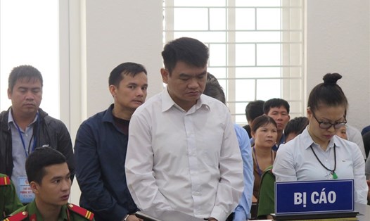 Bị cáo Dũng (áo trắng, trên cùng, bên trái) và đồng phạm tại phiên tòa.