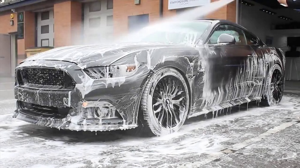 Sau thời gian dài sử dụng, ô tô dễ gặp tình trạng sơn xe bị ố vàng, xỉn màu, hư hại… Ảnh BD.