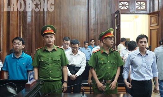 Bị cáo Hùng (áo xanh, ngoài cùng bên trái) tại phiên tòa sơ thẩm.