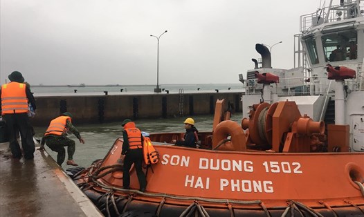 Lực lượng chức năng Hà Tĩnh vẫn tiếp tục tổ chức cứu hộ thuyền viên còn lại. Ảnh: DT