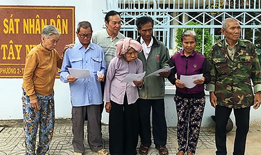 Những nạn nhân bị oan sai trong vụ án nhận quyết định đình chỉ điều tra từ Viện kiểm sát Nhân dân tỉnh Tây Ninh vào tháng 4.2019 (ảnh: Duy Sơn/Vnexpress.net).