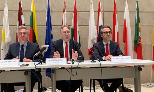 Từ trái sang: Phó Chủ tịch INTA Jan Zahradil, Chủ tịch INTA Lange Bernd, Đại sứ EU Giorgio Aliberti. Ảnh: V.A