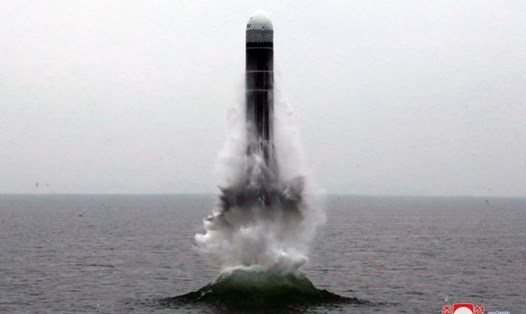 Triều Tiên vừa phóng tên lửa mới từ biển. Ảnh: DPA/KCNA.