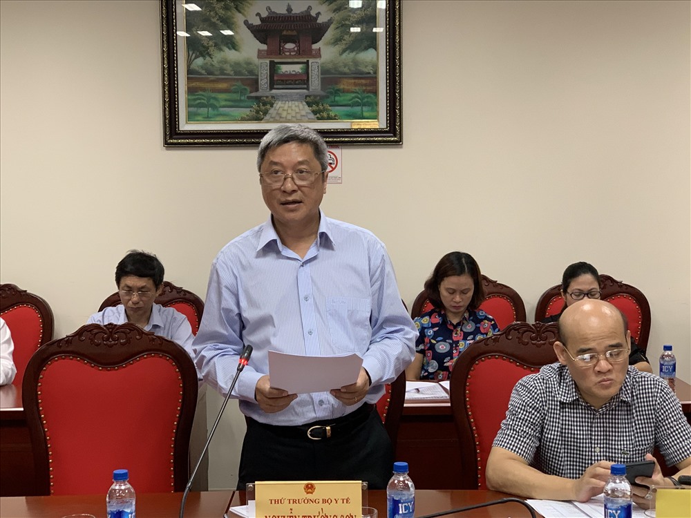 Thứ trưởng Bộ Y tế Nguyễn Trường Sơn (đứng) phát biểu tại phiên họp. Ảnh: Thành Trung