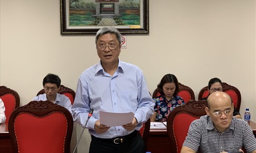 Thứ trưởng Bộ Y tế Nguyễn Trường Sơn (đứng) phát biểu tại phiên họp. Ảnh: Thành Trung