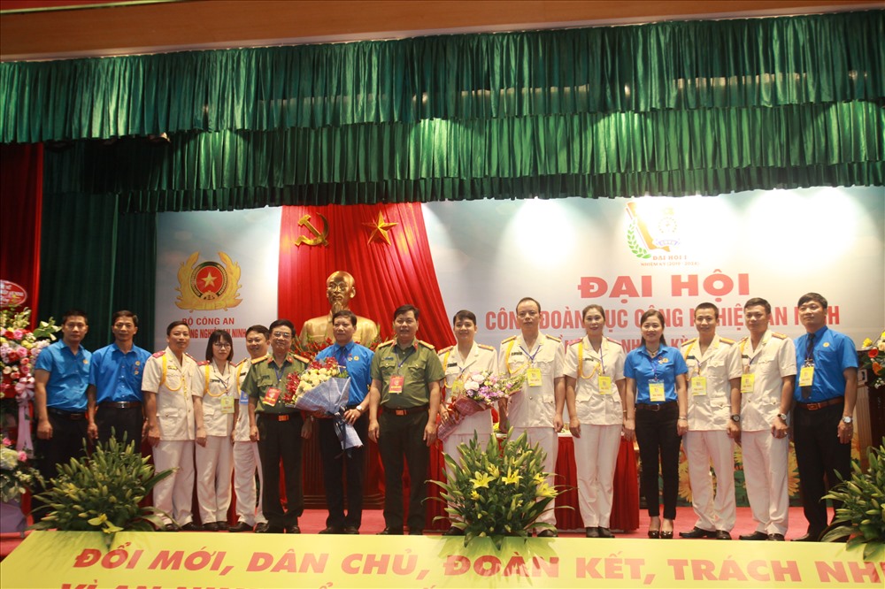 Lãnh đạo Cục H08 và Công đoàn Công an Nhân dân tặng hoa chúc mừng Ban Chấp hành Công đoàn Cục H08 nhiệm kỳ 2019-2024. Ảnh: Thanh Huấn