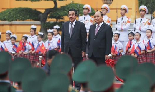 Thủ tướng Nguyễn Xuân Phúc và Thủ tướng Campuchia Hun Sen. Ảnh: Sơn Tùng.