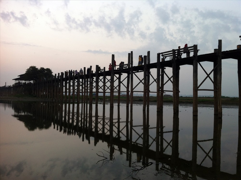 Cầu Ubein được xây dựng với 1.200 cây gỗ Teak (N.T.H)