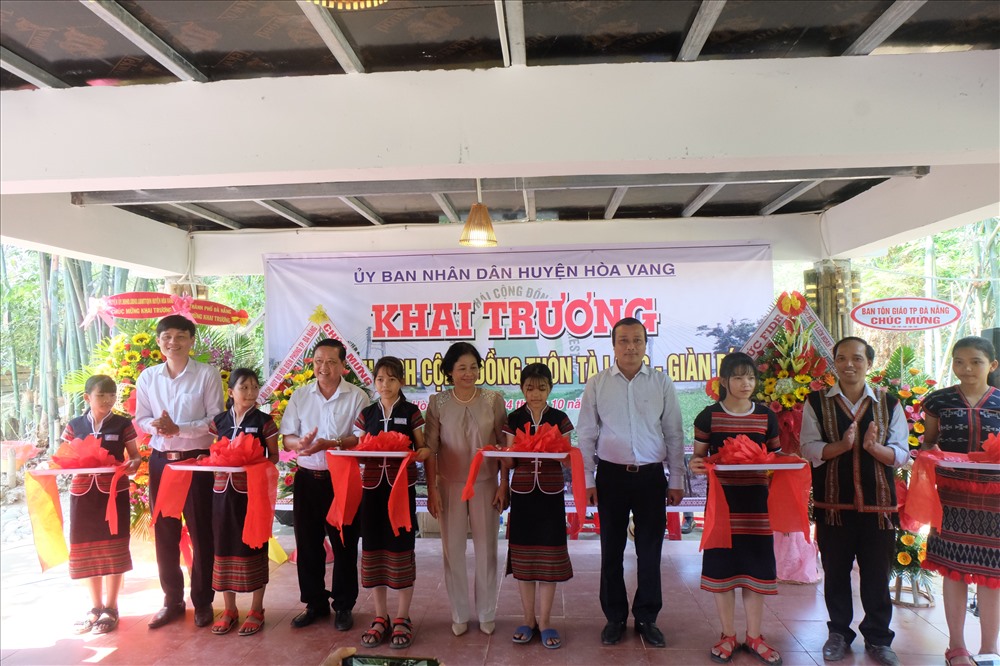 Lãnh đạo cắt băng khai trương Điểm du lịch cộng đồng thôn Tà Lang - Giàn Bí xã Hòa Bắc. ảnh: Khánh Nguyên