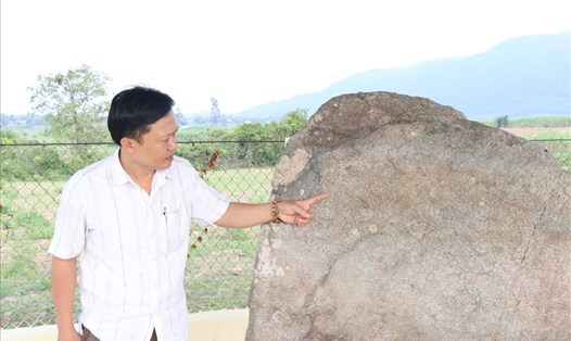 Bia đá với dòng chữ cổ 600 năm được dịch ra sau 9 năm phát hiện, nghiên cứu. Ảnh Đ.V