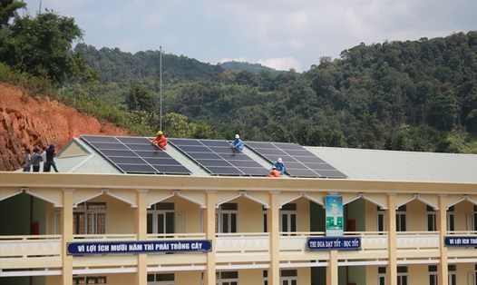 Trường PTTH Võ Chí Công xã A Xan huyện Tây Giang, Quảng Nam được tặng hệ thống điện mặt trời trên mái nhà. Ảnh: TT