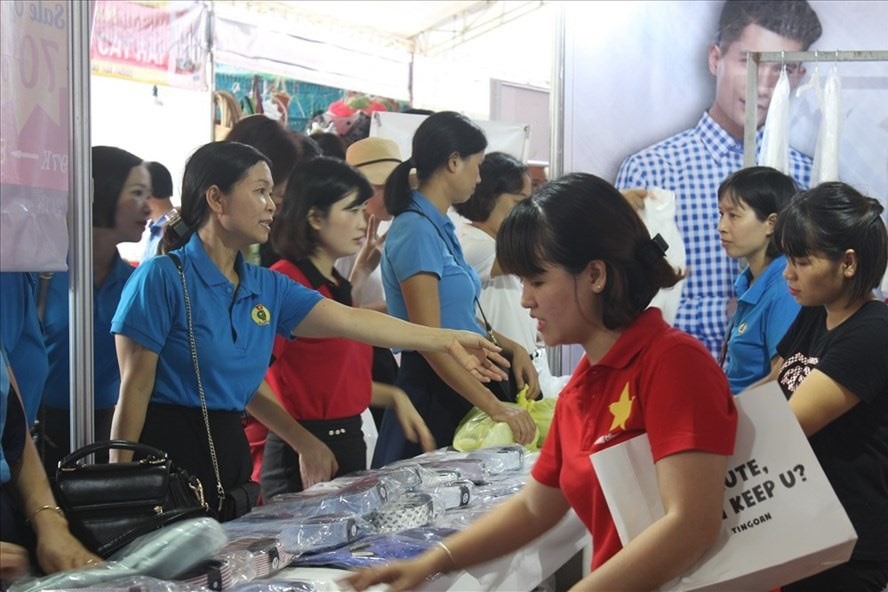 Công nhân tham gia “Ngày hội công nhân - Phiên chợ nghĩa tình” lựa chọn sản phẩm hàng hoá với giá ưu đãi. Ảnh: HOA LÊ