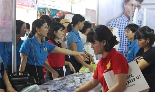 Công nhân tham gia “Ngày hội công nhân - Phiên chợ nghĩa tình” lựa chọn sản phẩm hàng hoá với giá ưu đãi. Ảnh: HOA LÊ