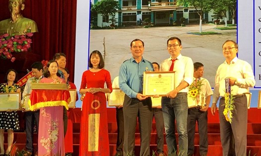 Đồng chí Nguyễn Đình Khang (thứ ba, phải sang) và đồng chí Đỗ Tiến Sỹ (bìa trái) trao Bằng khen của Tổng LĐLĐVN cho 20 doanh nghiệp. Ảnh: V.L