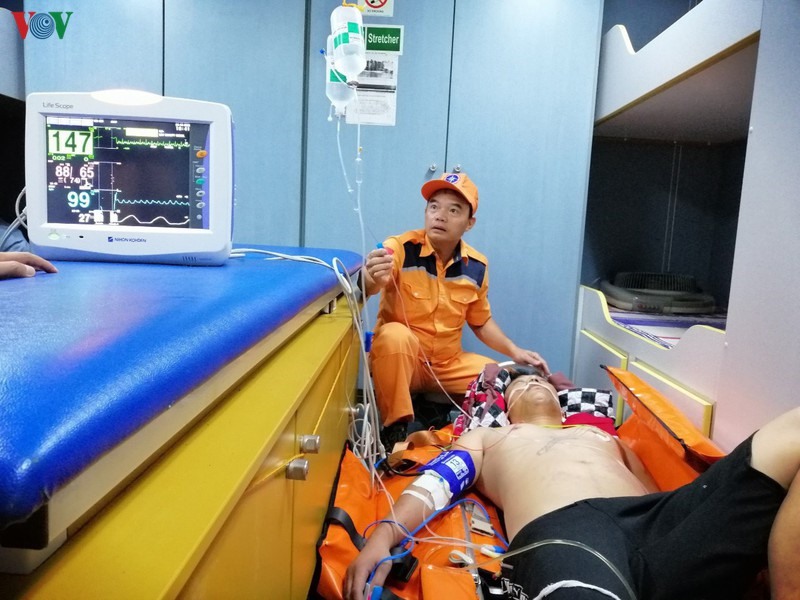 Lực lượng cứu nạn sơ cứu nạn nhân ngay trên tàu. Ảnh CTV