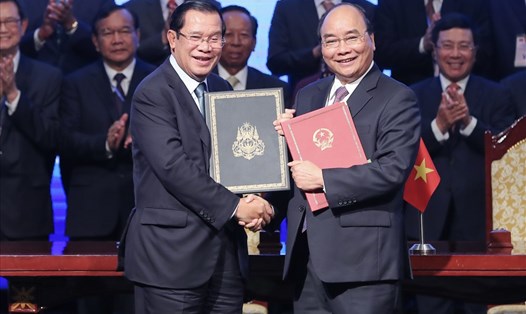 Việt Nam - Campuchia ký văn kiện ghi nhận thành quả phân giới cắm mốc trên đất liền. Ảnh: Sơn Tùng.