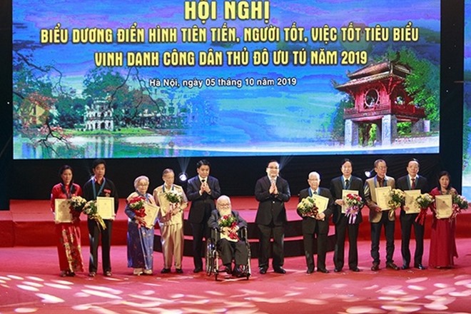Bí thư Thành ủy Hoàng Trung Hải, Chủ tịch UBND TP Nguyễn Đức Chung đã cùng trao chứng nhận và tặng hoa chúc mừng 10 Công dân Thủ đô ưu tú 2019.