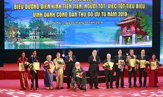 Bí thư Thành ủy Hoàng Trung Hải, Chủ tịch UBND TP Nguyễn Đức Chung đã cùng trao chứng nhận và tặng hoa chúc mừng 10 Công dân Thủ đô ưu tú 2019.