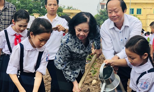 Các đại biểu trồng cây tại trường Tiểu học Tiên Dược B. Ảnh: Nguyễn Hà