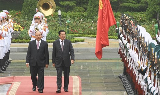 Thủ tướng Nguyễn Xuân Phúc chủ trì lễ đón Thủ tướng Campuchia Hun Sen ngày 4.10. Ảnh: Sơn Tùng