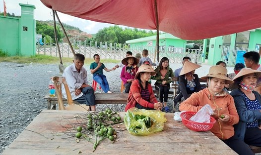 Người dân thôn Nam Xuân Sơn chặn cổng Nhà máy rác thải Phú Hà ngày 6.10. Ảnh: HH