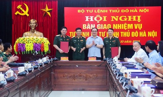Bí thư Thành ủy Hoàng Trung Hải và Thượng tướng Phan Văn Giang chúc mừng hai đồng chí Nguyễn Hồng Thái (ngoài cùng bên trái) và Nguyễn Quốc Duyệt (ngoài cùng bên phải). Ảnh: Viết Thành