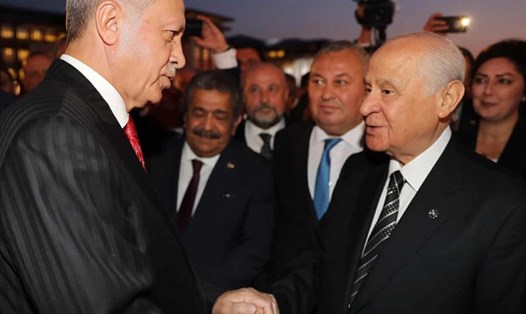 Tổng thống Recep Tayyip Erdoğan (trái) và chính trị gia Devlet Bahçeli hồi tháng 8. Ảnh: Anadolu/Getty.