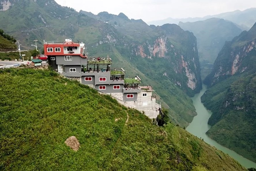 Nhà nghỉ Panorama xây dựng không phép trên đèo Mã Pí Lèng (ảnh: Vnexpress.net).