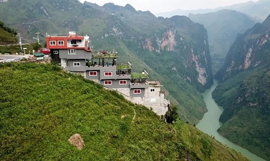 Nhà nghỉ Panorama xây dựng không phép trên đèo Mã Pí Lèng (ảnh: Vnexpress.net).