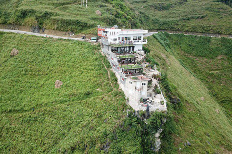 Ngày 5.10, công trình xây dựng trên đèo Mã Pí Lèng vẫn mở cửa phục vụ khách du lịch bình thường.