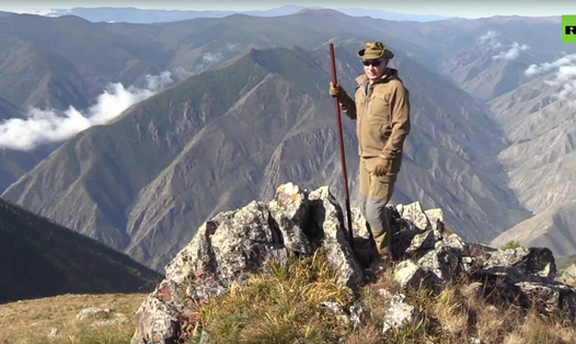 Tổng thống Putin đi leo núi trước sinh nhật 67 tuổi. Ảnh: RT.